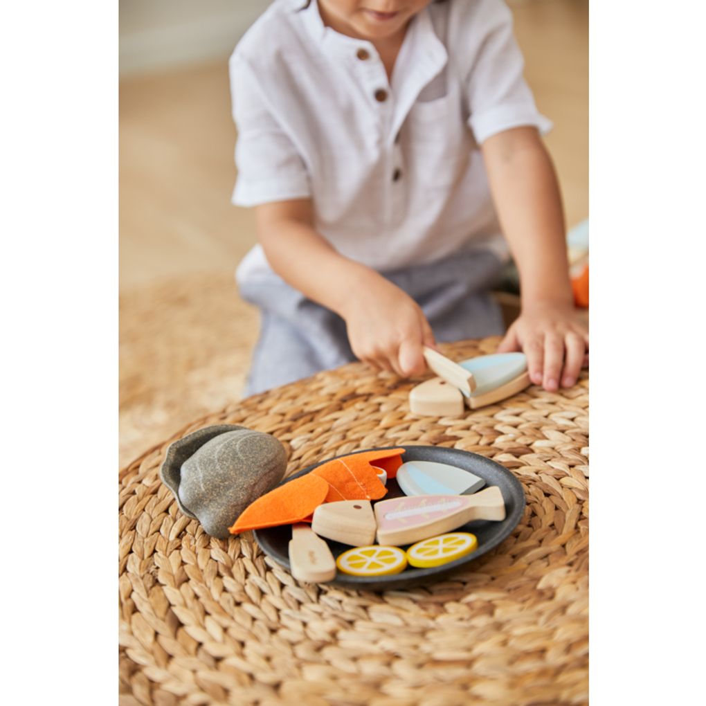 Kid playing PlanToys Seafood Platter เด็กกำลังเล่นชุดอาหารทะเลแปลนทอยส์