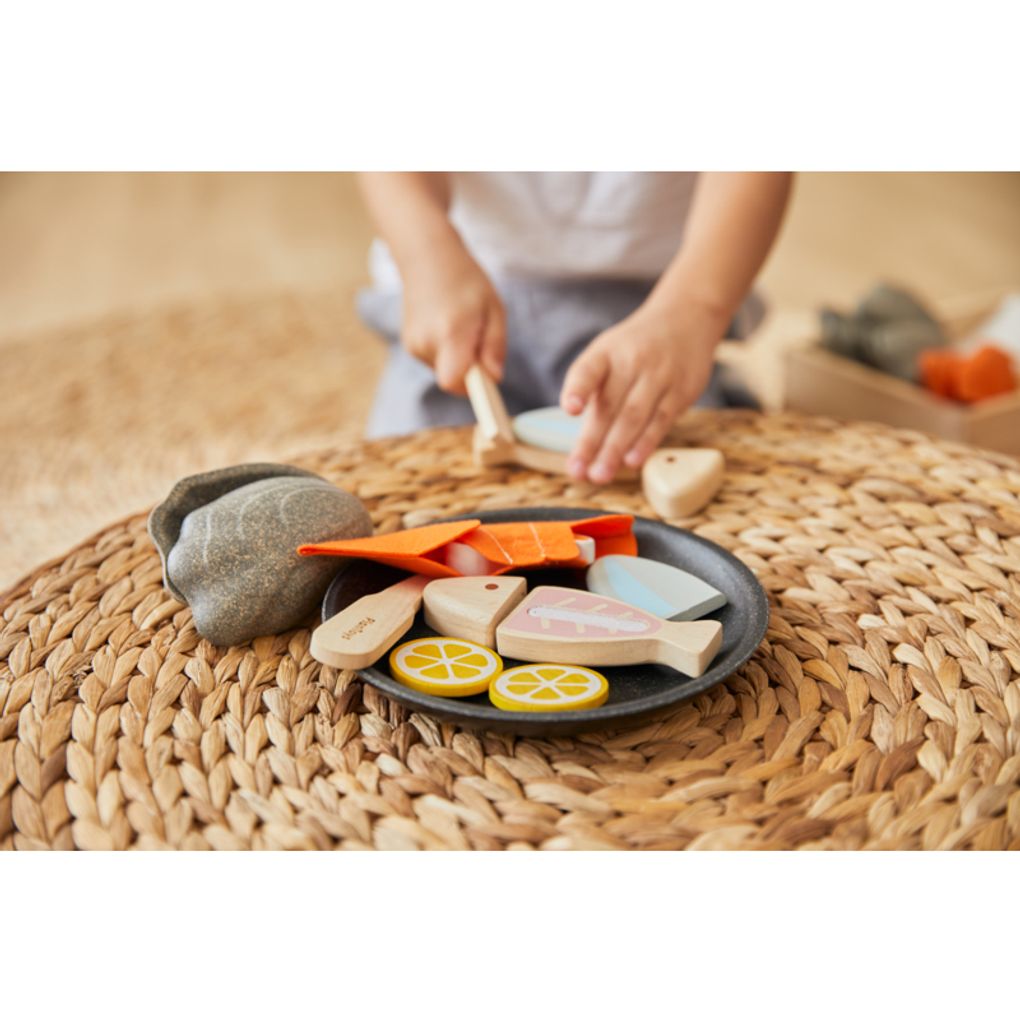 Kid playing PlanToys Seafood Platter เด็กกำลังเล่นชุดอาหารทะเลแปลนทอยส์