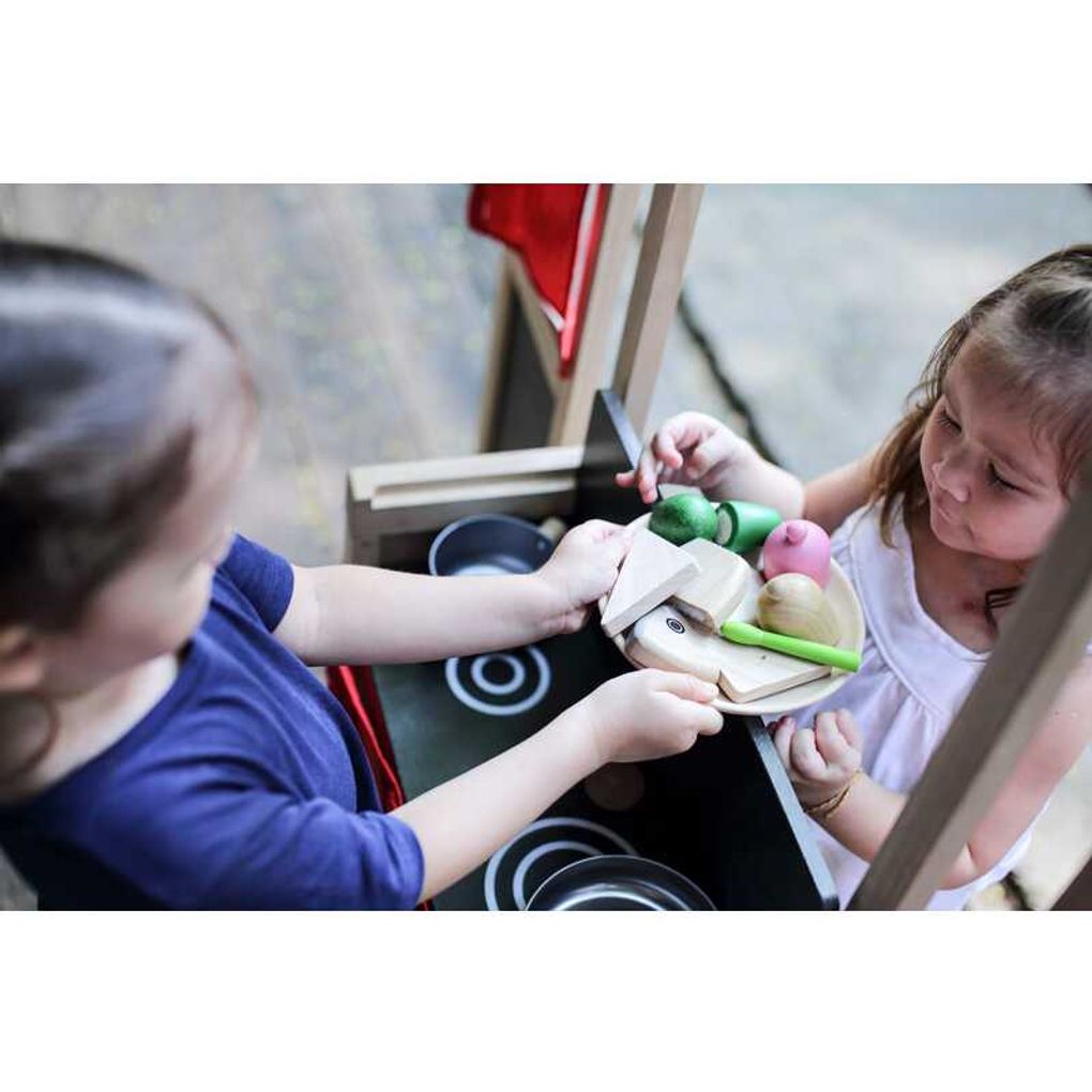 Kid playing PlanToys Play Center เด็กกำลังเล่นฉากบทบาทสมมติแปลนทอยส์