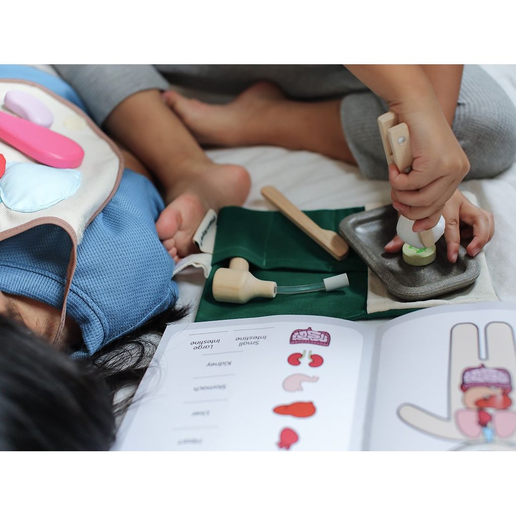 Kid playing PlanToys Surgeon Play Set เด็กกำลังเล่นชุดหมอผ่าตัดแปลนทอยส์