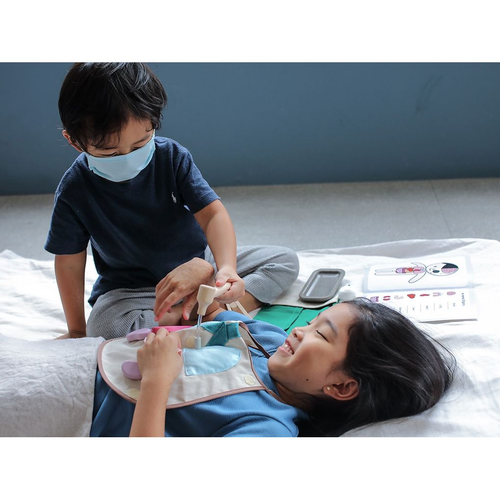 Kid playing PlanToys Surgeon Play Set เด็กกำลังเล่นชุดหมอผ่าตัดแปลนทอยส์