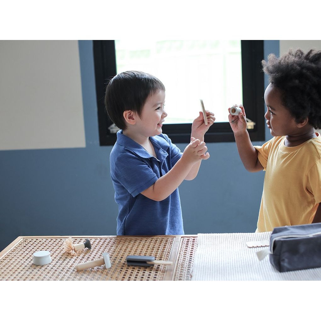 Kid playing PlanToys Shave Set เด็กกำลังเล่นชุดโกนหนวดแปลนทอยส์