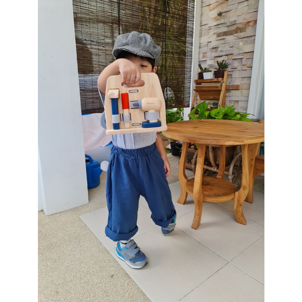 Kid playing PlanToys Handy Carpenter Set เด็กกำลังเล่นชุดช่างไม้แปลนทอยส์