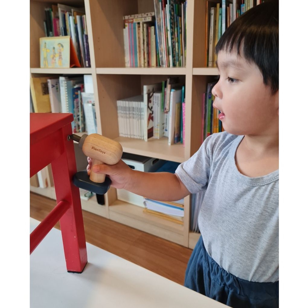 Kid playing PlanToys Handy Carpenter Set เด็กกำลังเล่นชุดช่างไม้แปลนทอยส์