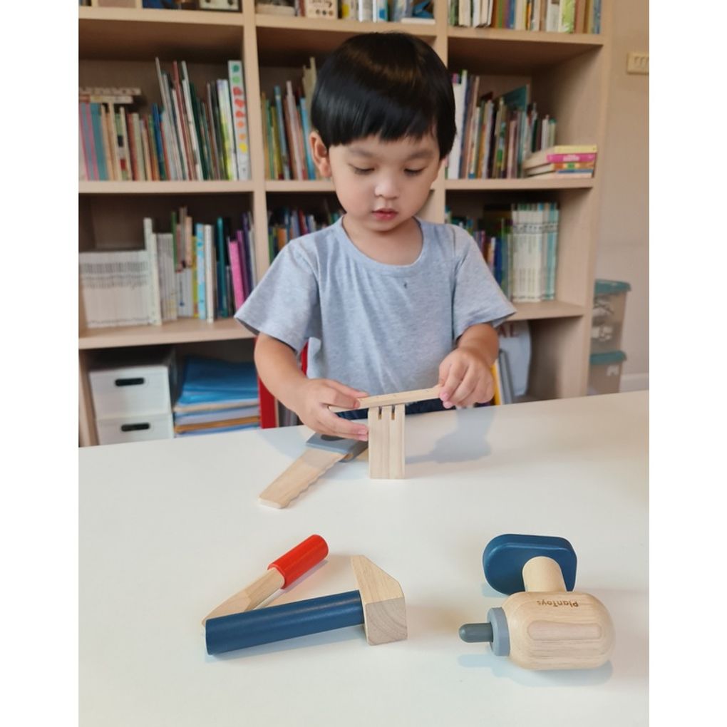 Kid playing PlanToys Handy Carpenter Set เด็กกำลังเล่นชุดช่างไม้แปลนทอยส์