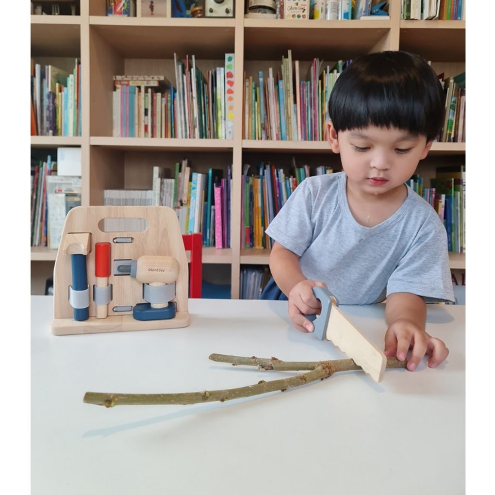 Kid playing PlanToys Handy Carpenter Set เด็กกำลังเล่นชุดช่างไม้แปลนทอยส์