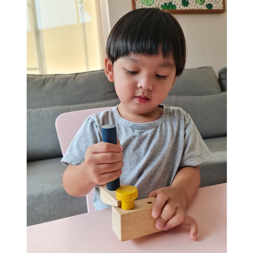 Kid playing PlanToys Handy Carpenter Set เด็กกำลังเล่นชุดช่างไม้แปลนทอยส์