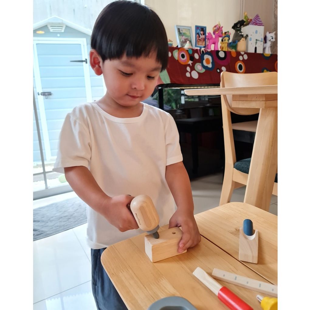 Kid playing PlanToys Handy Carpenter Set เด็กกำลังเล่นชุดช่างไม้แปลนทอยส์