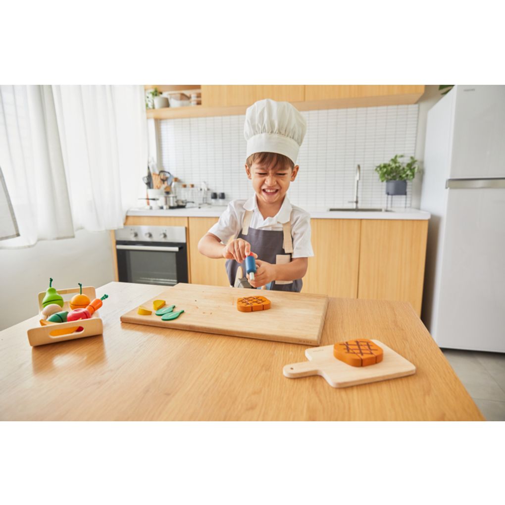 Kid playing PlanToys Chef Set เด็กกำลังเล่นชุดเชฟแปลนทอยส์