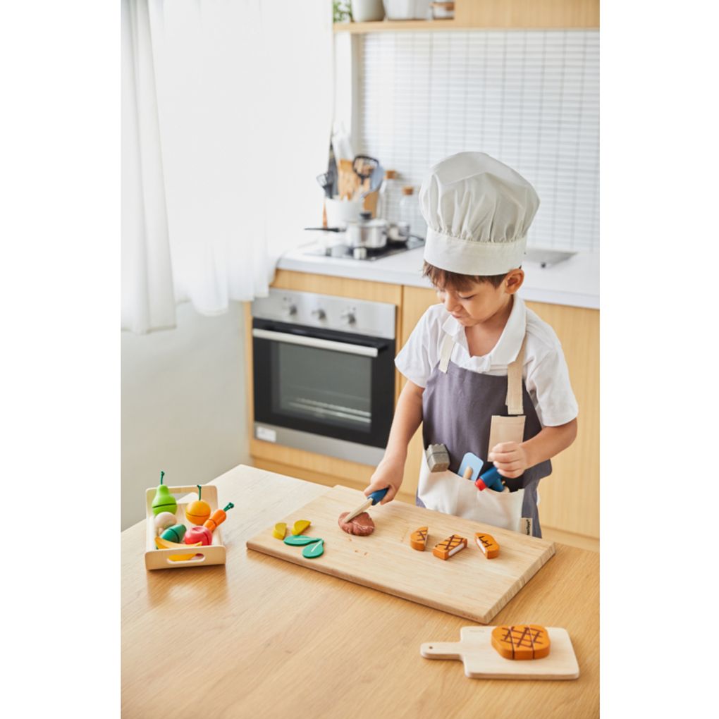 Kid playing PlanToys Chef Set เด็กกำลังเล่นชุดเชฟแปลนทอยส์