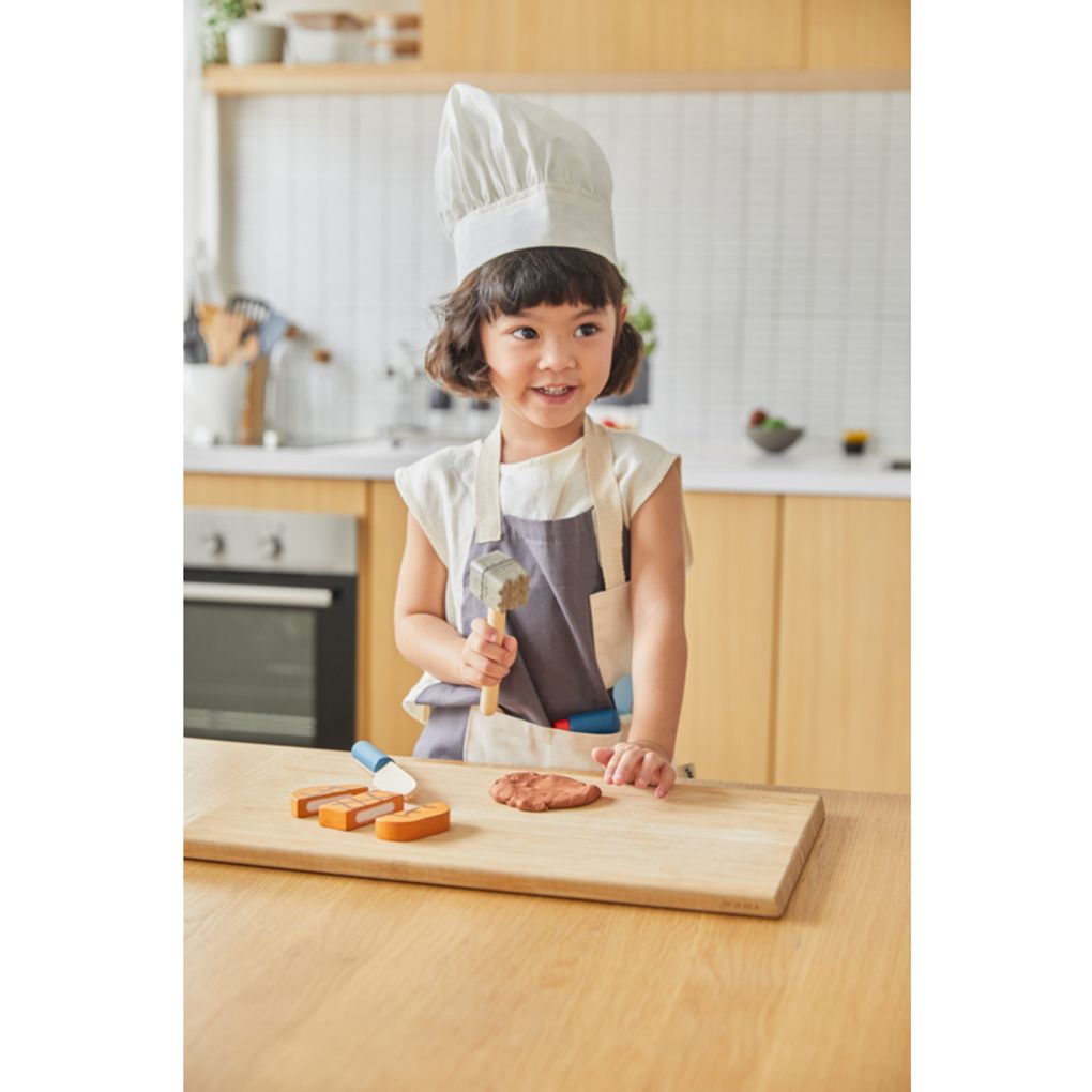 Kid playing PlanToys Chef Set เด็กกำลังเล่นชุดเชฟแปลนทอยส์