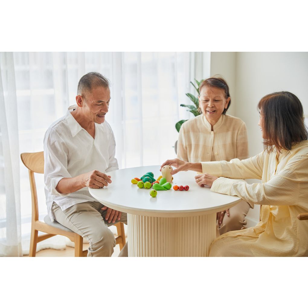 Elderly playing PlanToys Balancing Cactus ผู้สูงอายุกำลังเล่นเกมกระบองเพชรแปลนทอยส์