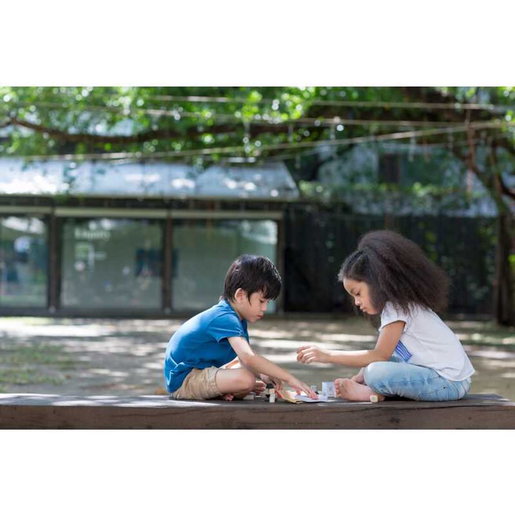 Kid playing PlanToys Construction Set เด็กกำลังเล่นบล็อกไม้มินิแปลนทอยส์