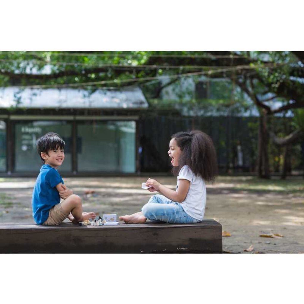 Kid playing PlanToys Construction Set เด็กกำลังเล่นบล็อกไม้มินิแปลนทอยส์