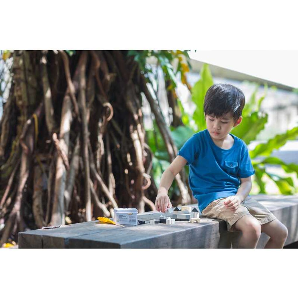 Kid playing PlanToys Construction Set เด็กกำลังเล่นบล็อกไม้มินิแปลนทอยส์