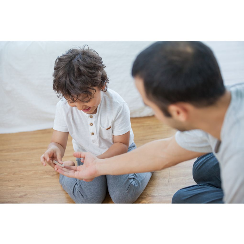 Kid playing PlanToys Seasonal Bingo เด็กกำลังเล่นเกมบิงโก - ฤดูกาลแปลนทอยส์