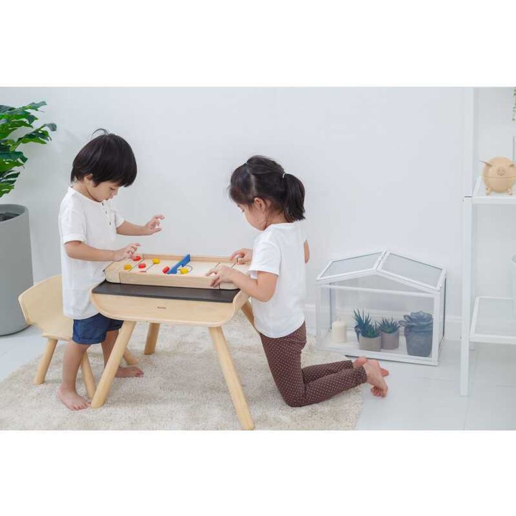 Kid playing PlanToys 2-In-1 Shuffleboard-Game เด็กกำลังเล่น2 in 1 ซัฟเฟิลบอร์ดเกมแปลนทอยส์