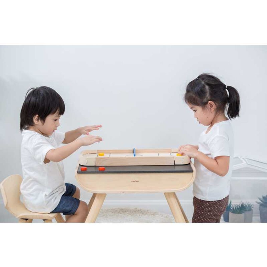 Kid playing PlanToys 2-In-1 Shuffleboard-Game เด็กกำลังเล่น2 in 1 ซัฟเฟิลบอร์ดเกมแปลนทอยส์