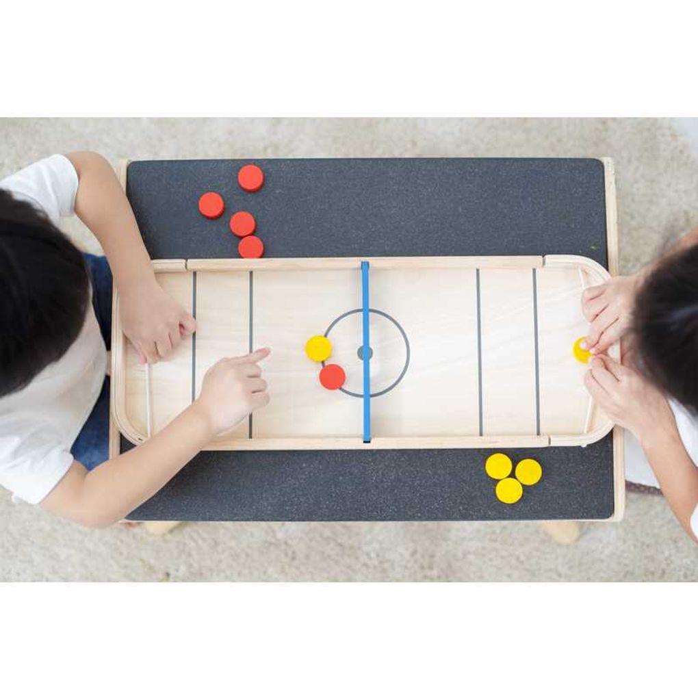 Kid playing PlanToys 2-In-1 Shuffleboard-Game เด็กกำลังเล่น2 in 1 ซัฟเฟิลบอร์ดเกมแปลนทอยส์