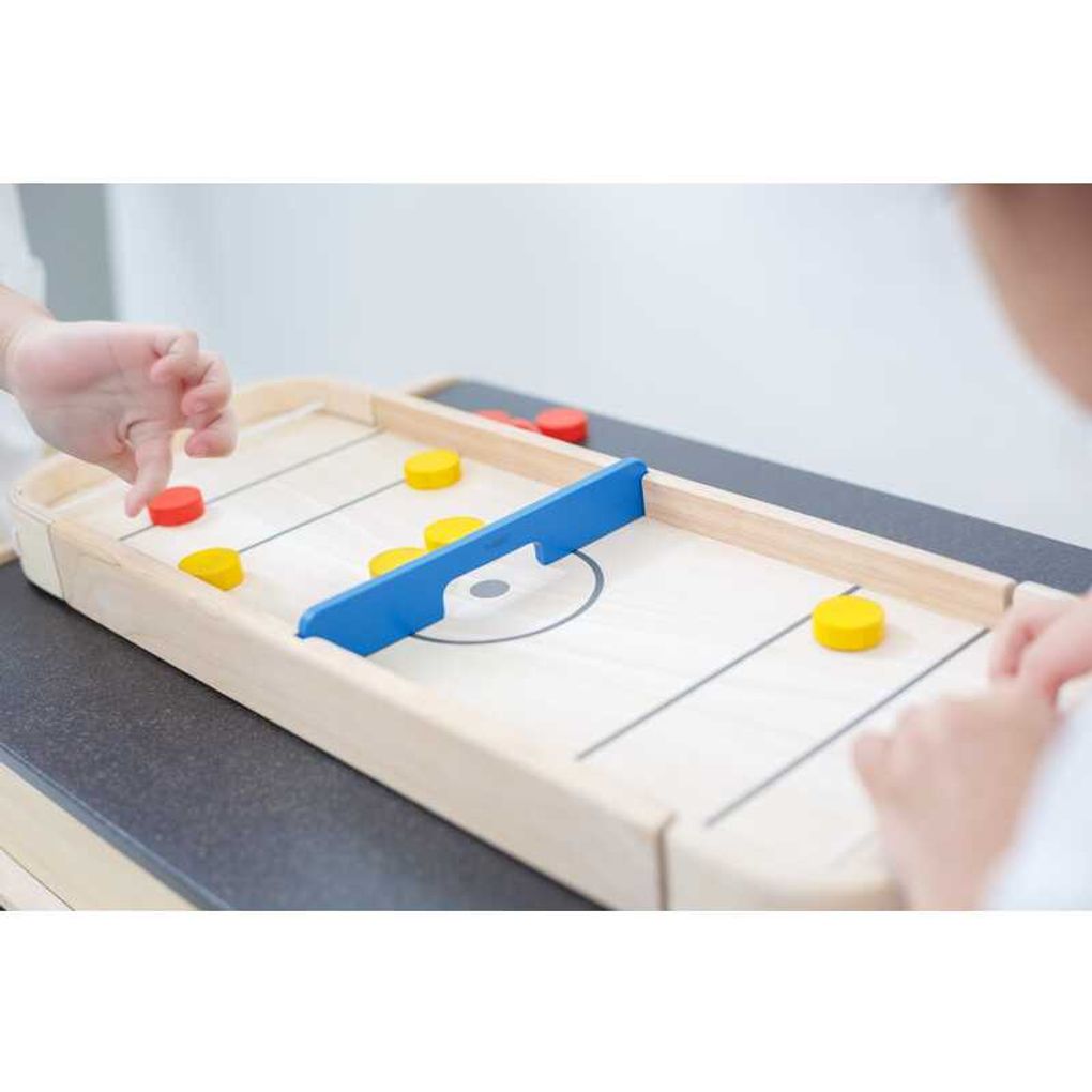 Kid playing PlanToys 2-In-1 Shuffleboard-Game เด็กกำลังเล่น2 in 1 ซัฟเฟิลบอร์ดเกมแปลนทอยส์