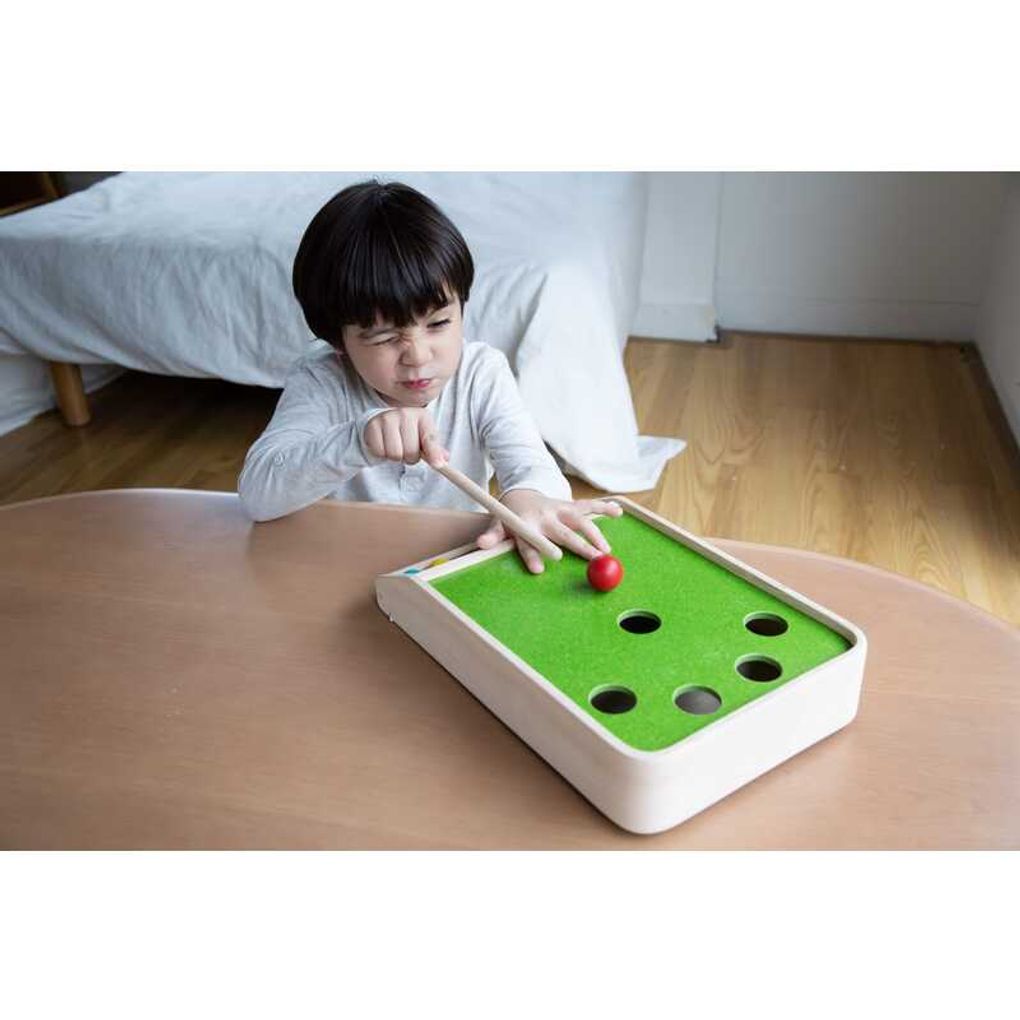 Kid playing PlanToys Ball Shoot Board Game เด็กกำลังเล่นเกมยิงลูกบอลแปลนทอยส์