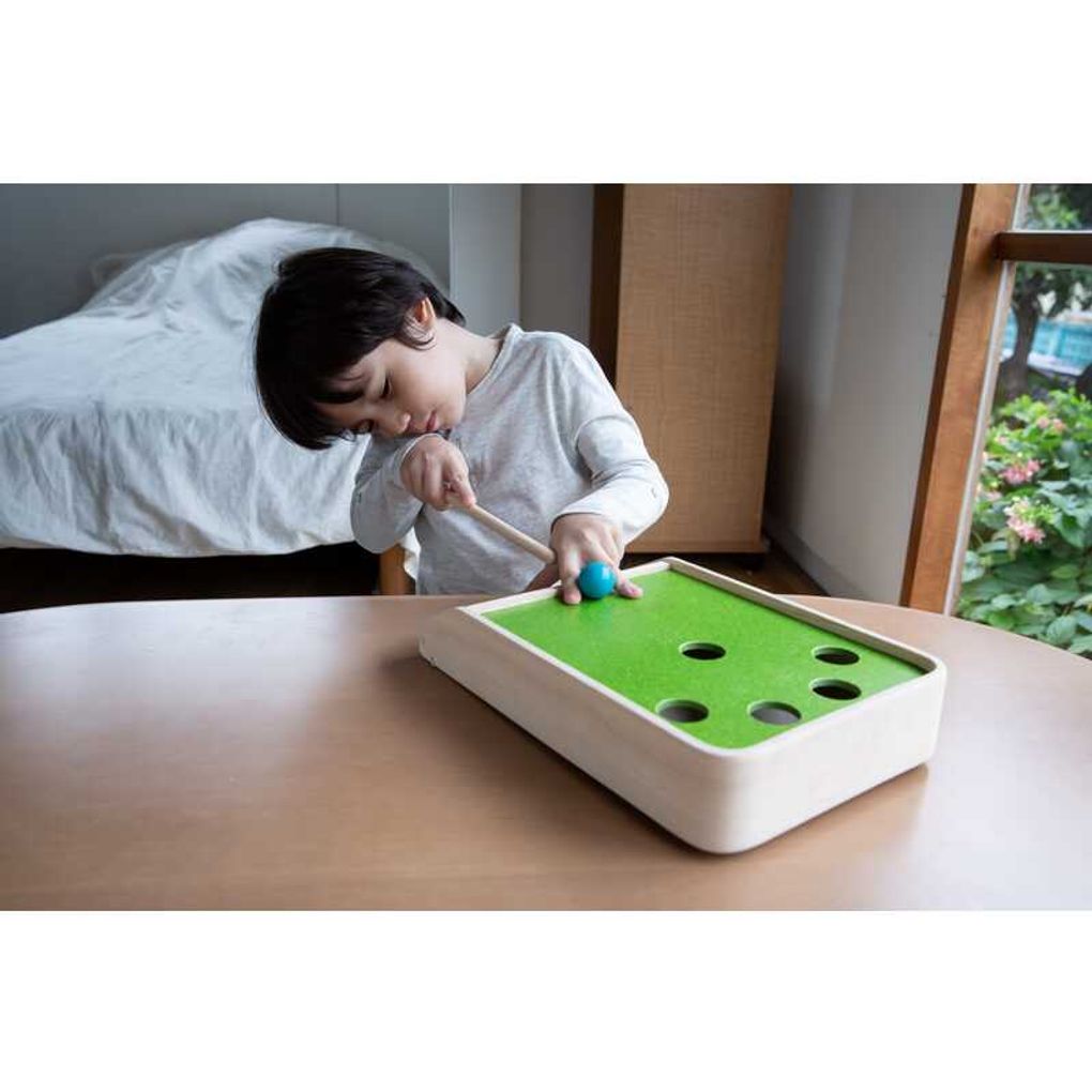 Kid playing PlanToys Ball Shoot Board Game เด็กกำลังเล่นเกมยิงลูกบอลแปลนทอยส์