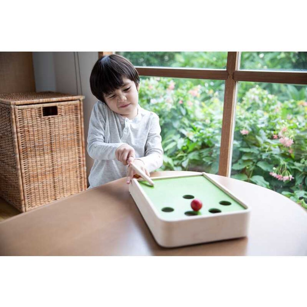 Kid playing PlanToys Ball Shoot Board Game เด็กกำลังเล่นเกมยิงลูกบอลแปลนทอยส์