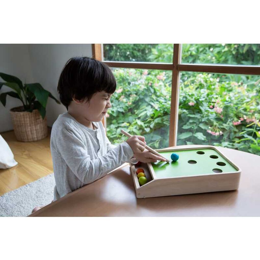 Kid playing PlanToys Ball Shoot Board Game เด็กกำลังเล่นเกมยิงลูกบอลแปลนทอยส์