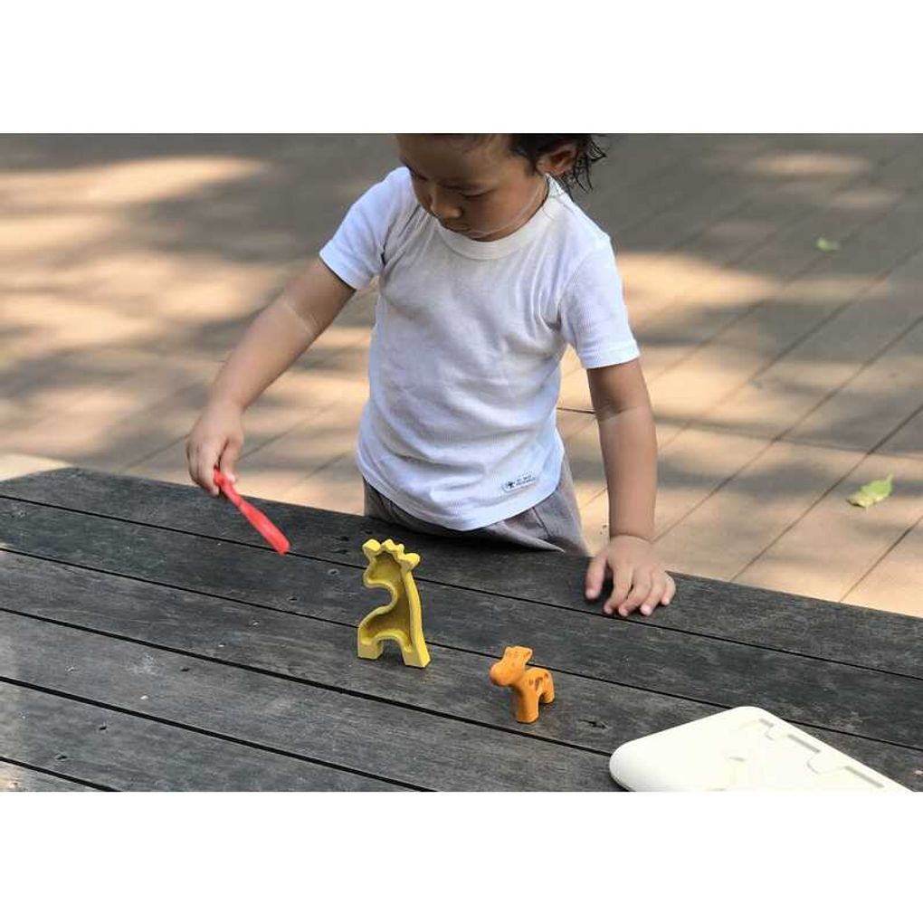 Kid playing PlanToys Giraffe Puzzle เด็กกำลังเล่นจิ๊กซอว์ยีราฟแปลนทอยส์