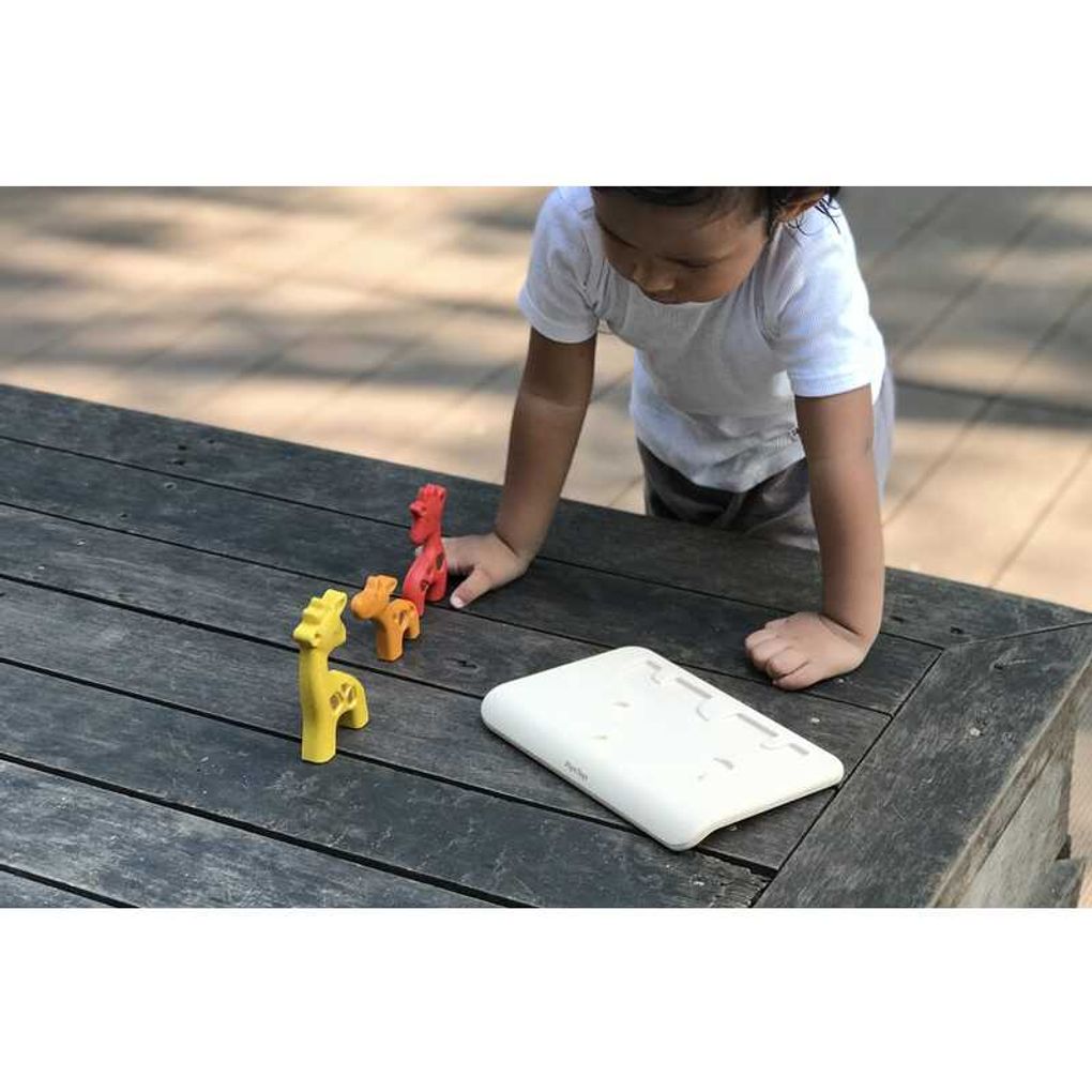 Kid playing PlanToys Giraffe Puzzle เด็กกำลังเล่นจิ๊กซอว์ยีราฟแปลนทอยส์