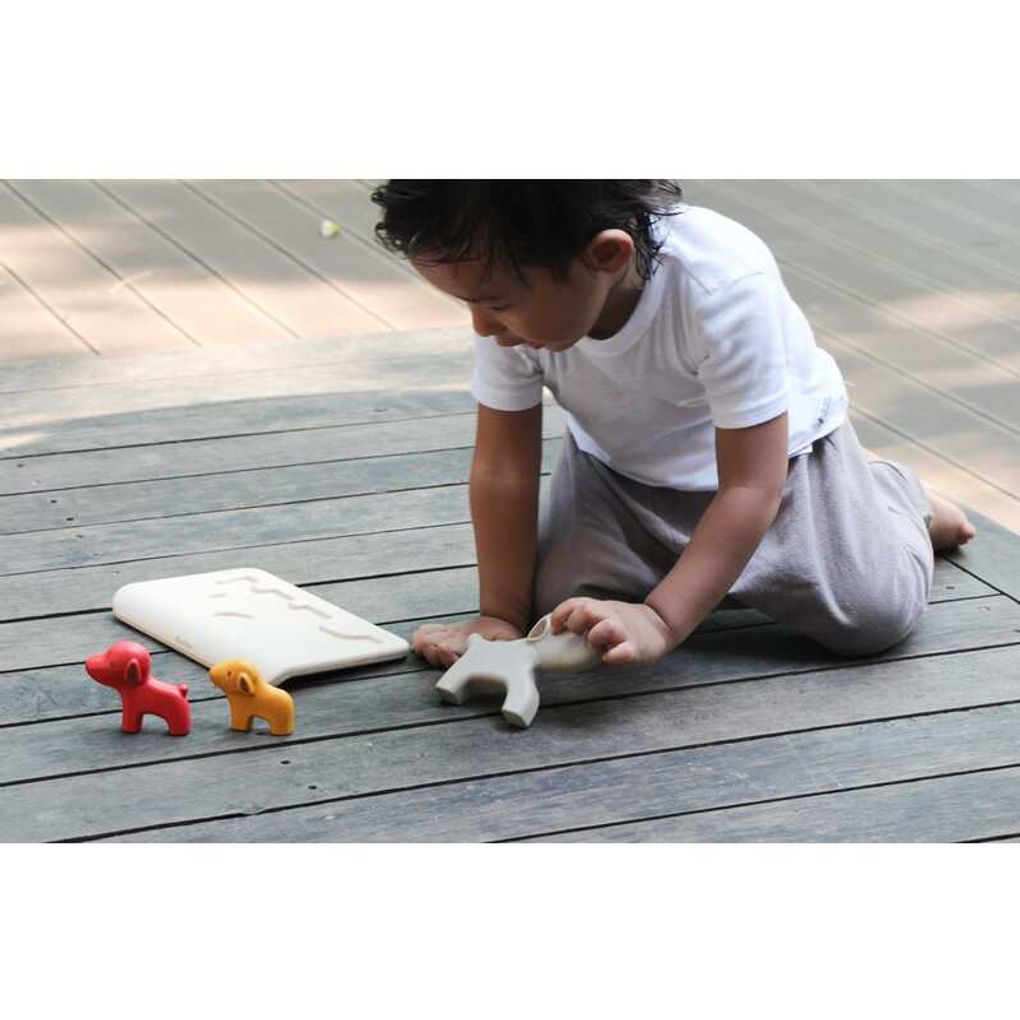 Kid playing PlanToys Dog Puzzle เด็กกำลังเล่นจิ๊กซอว์สุนัขแปลนทอยส์