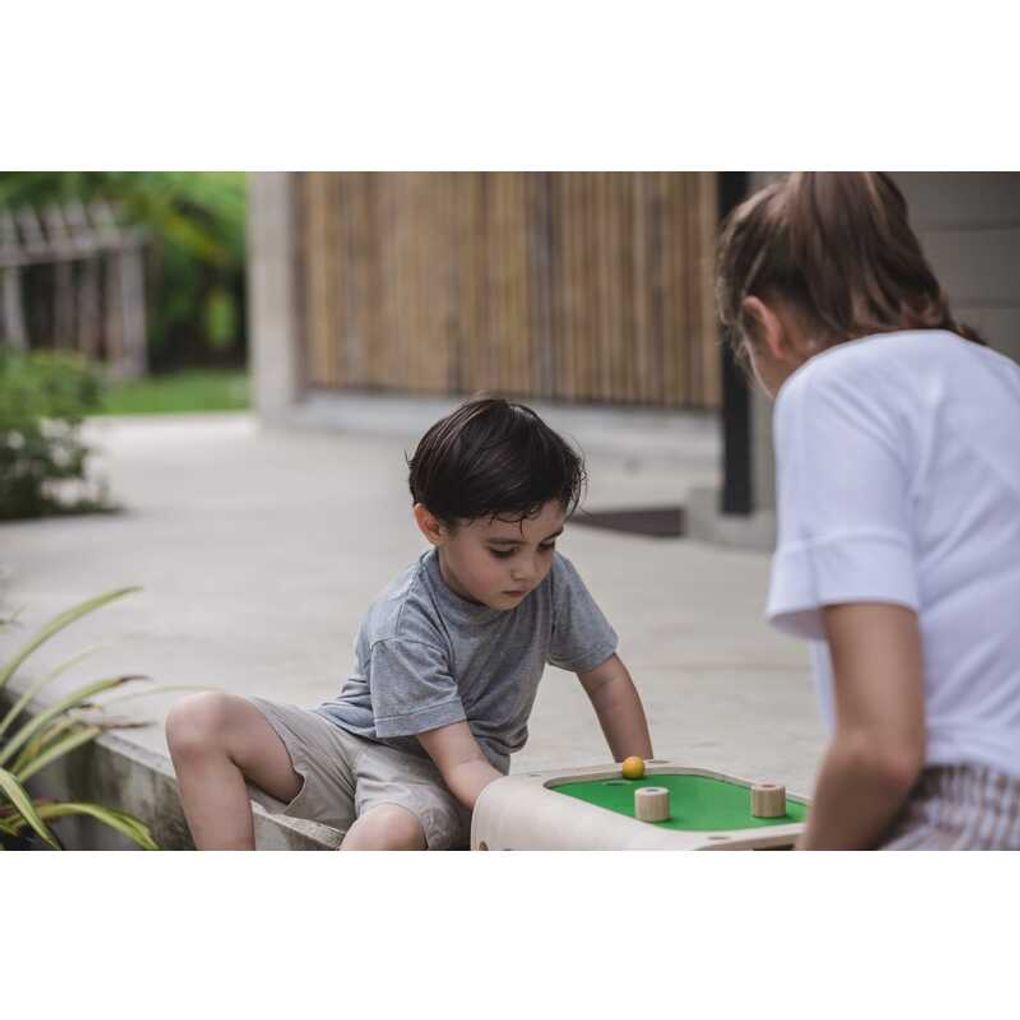 Kid playing PlanToys Magnetic Board Game เด็กกำลังเล่นเกมกระดานแม่เหล็กแปลนทอยส์