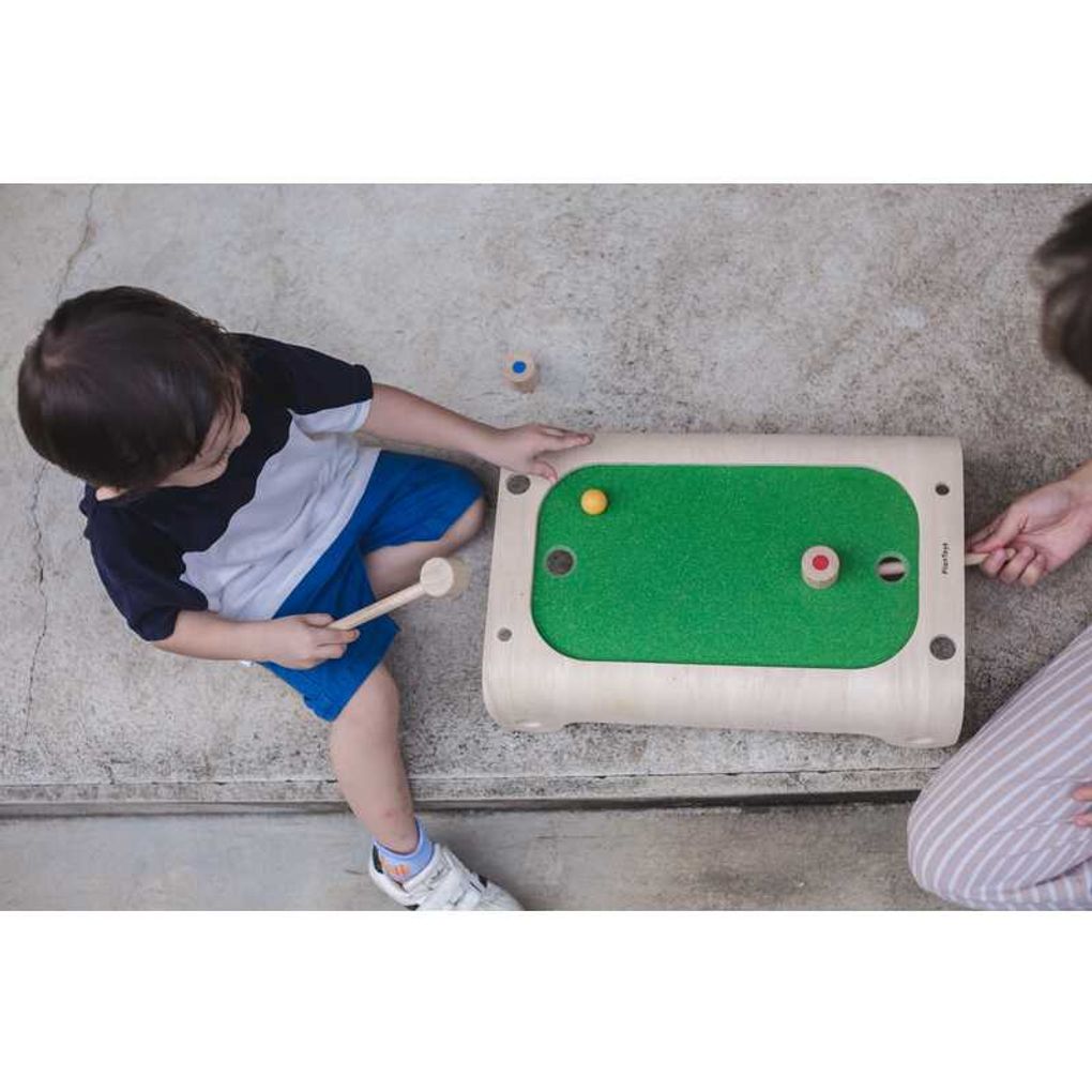 Kid playing PlanToys Magnetic Board Game เด็กกำลังเล่นเกมกระดานแม่เหล็กแปลนทอยส์