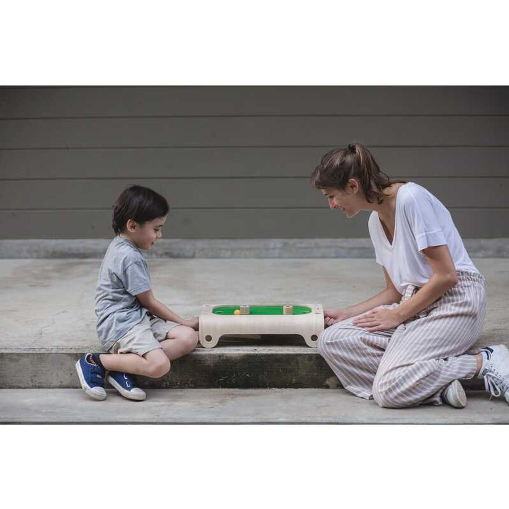 Kid playing PlanToys Magnetic Board Game เด็กกำลังเล่นเกมกระดานแม่เหล็กแปลนทอยส์