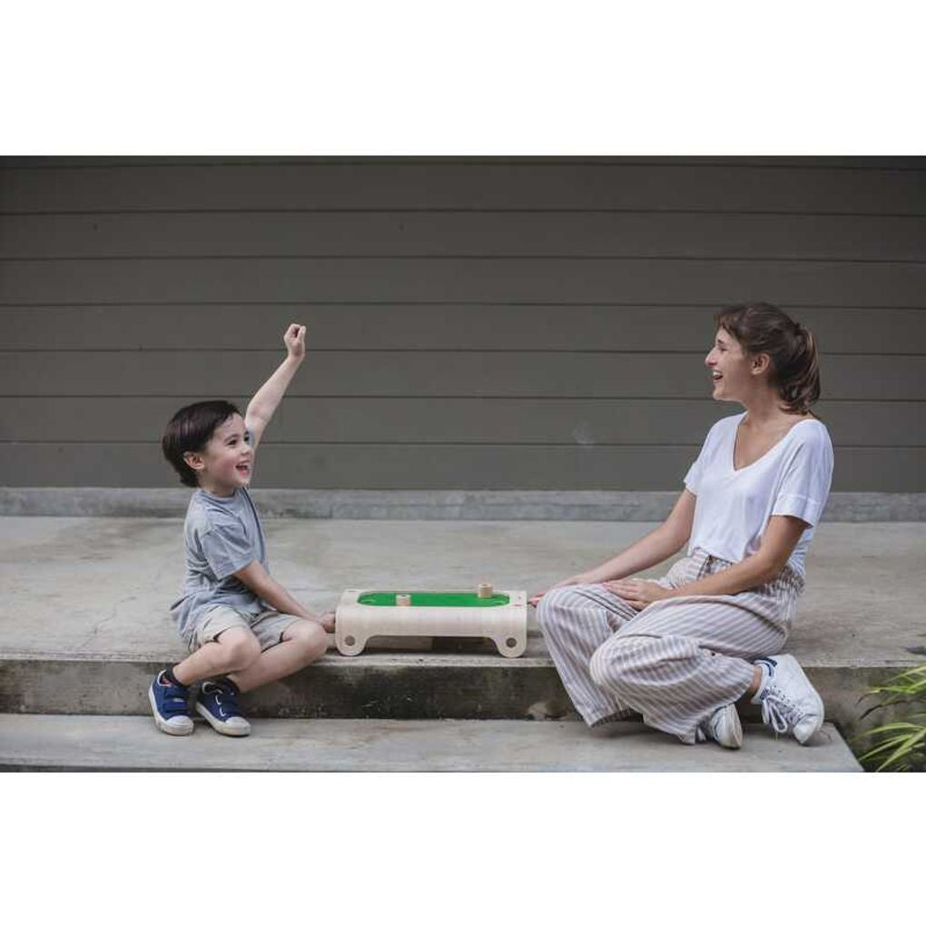 Kid playing PlanToys Magnetic Board Game เด็กกำลังเล่นเกมกระดานแม่เหล็กแปลนทอยส์