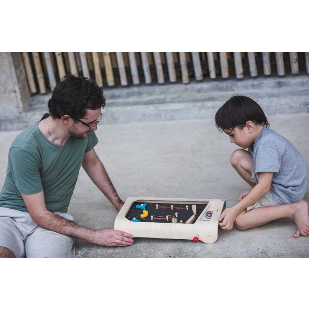 Kid playing PlanToys Pinball เด็กกำลังเล่นพินบอลแปลนทอยส์