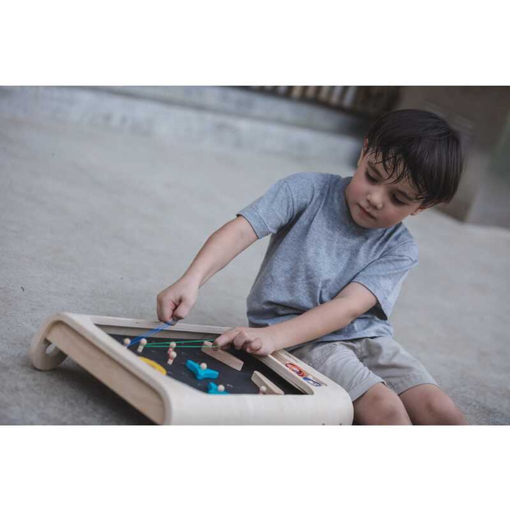 Kid playing PlanToys Pinball เด็กกำลังเล่นพินบอลแปลนทอยส์