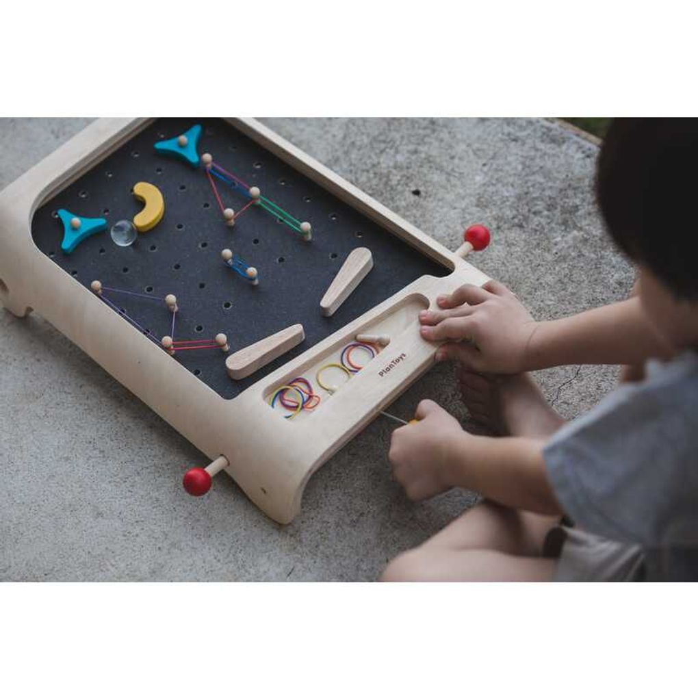 Kid playing PlanToys Pinball เด็กกำลังเล่นพินบอลแปลนทอยส์