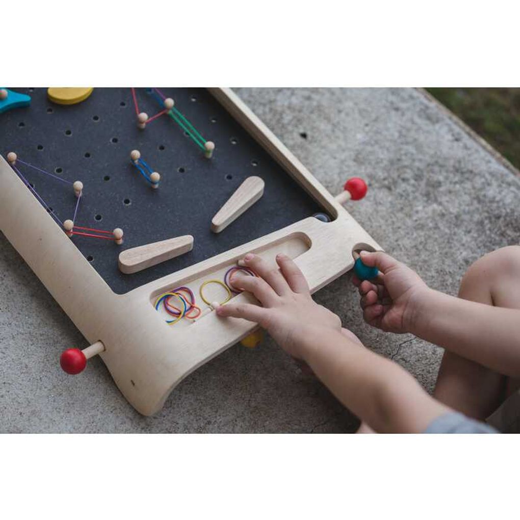 Kid playing PlanToys Pinball เด็กกำลังเล่นพินบอลแปลนทอยส์