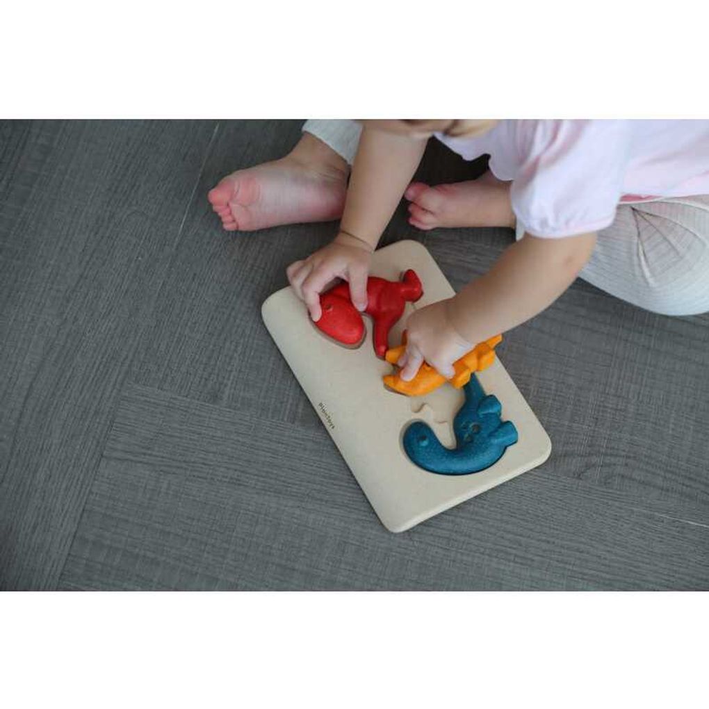 Kid playing PlanToys Dino Puzzle เด็กกำลังเล่นตัวต่อไดโนเสาร์แปลนทอยส์