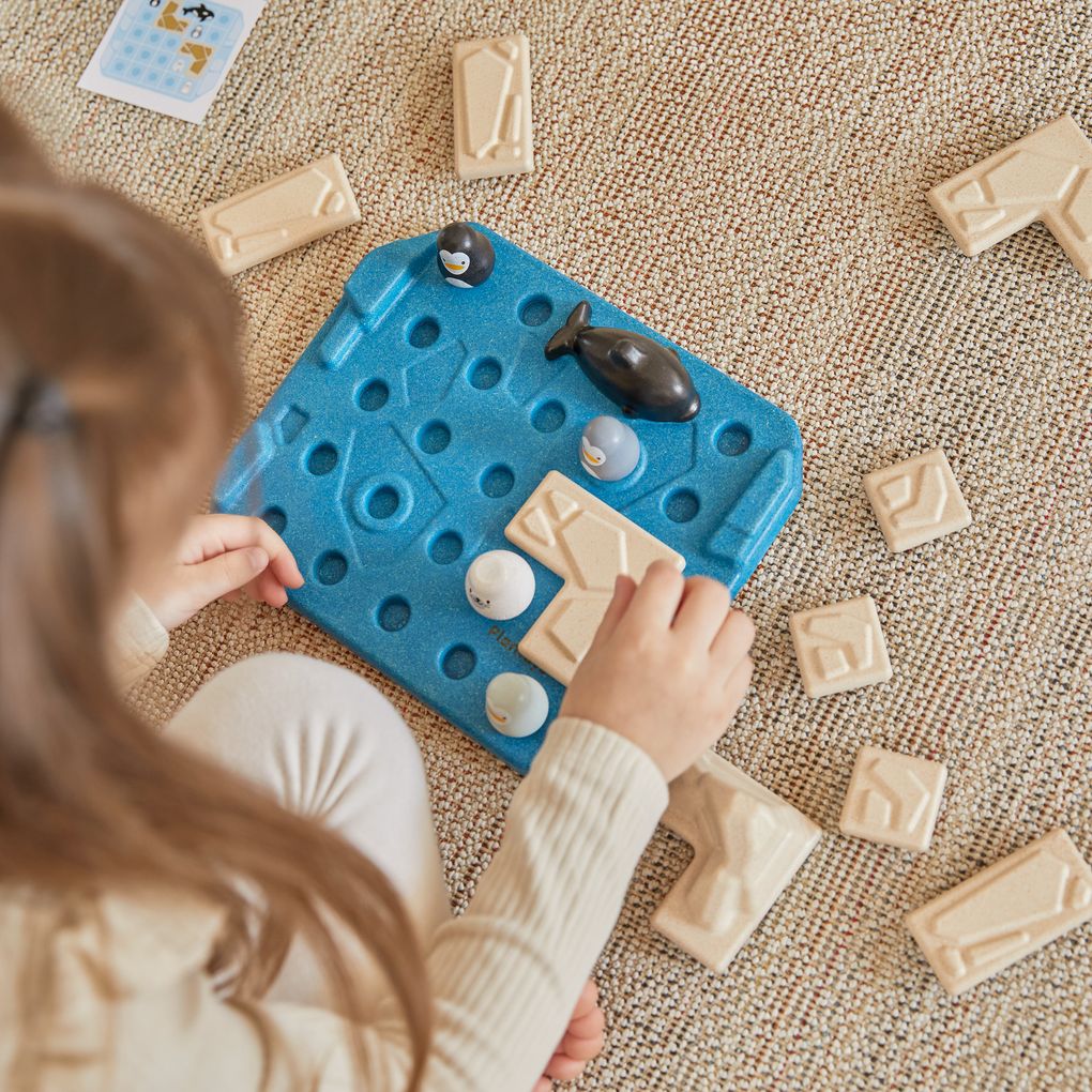 Kid playing PlanToys Finding Penguin Game เด็กกำลังเล่นเกมตามหาเพนกวินแปลนทอยส์