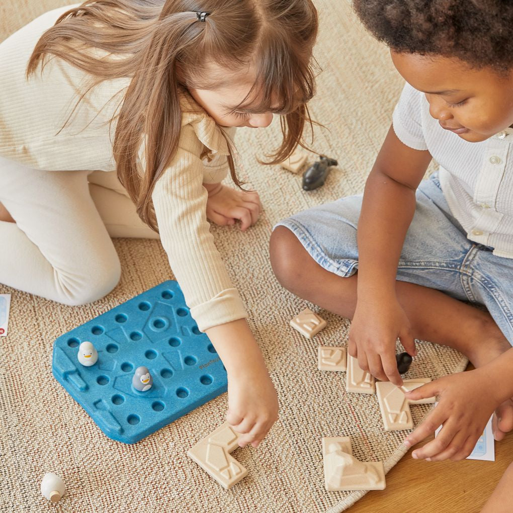 Kid playing PlanToys Finding Penguin Game เด็กกำลังเล่นเกมตามหาเพนกวินแปลนทอยส์