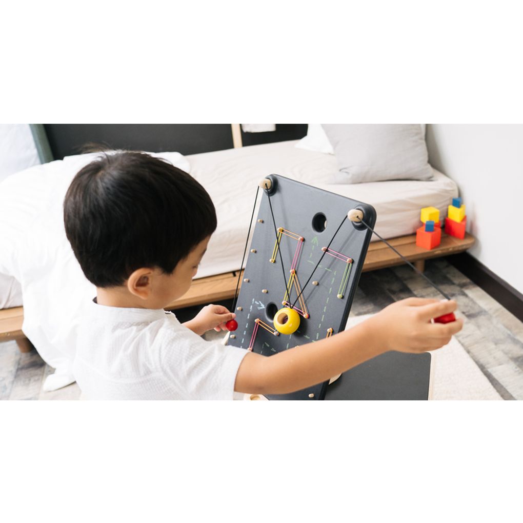 Kid playing PlanToys Wall Ball Game เด็กกำลังเล่นกระดานเลี้ยงลูกบอลแปลนทอยส์