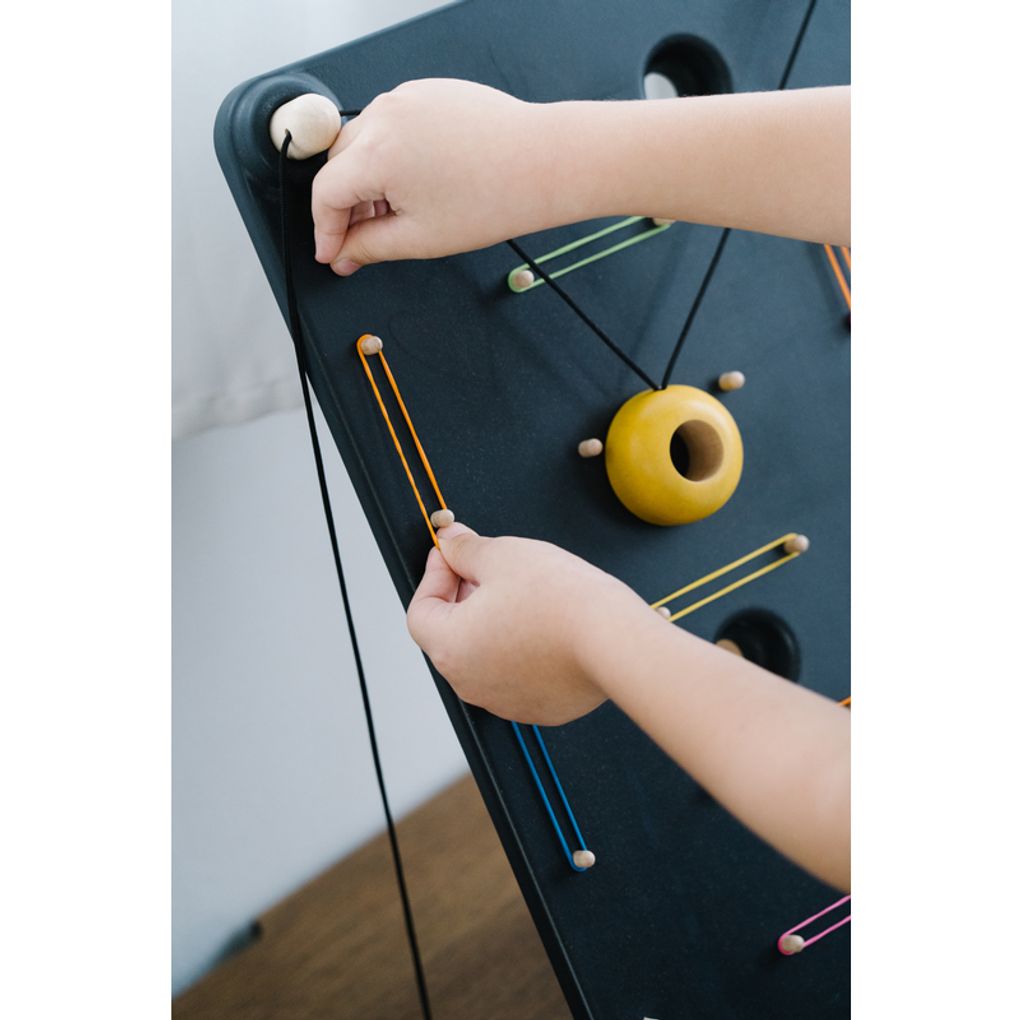 Kid playing PlanToys Wall Ball Game เด็กกำลังเล่นกระดานเลี้ยงลูกบอลแปลนทอยส์