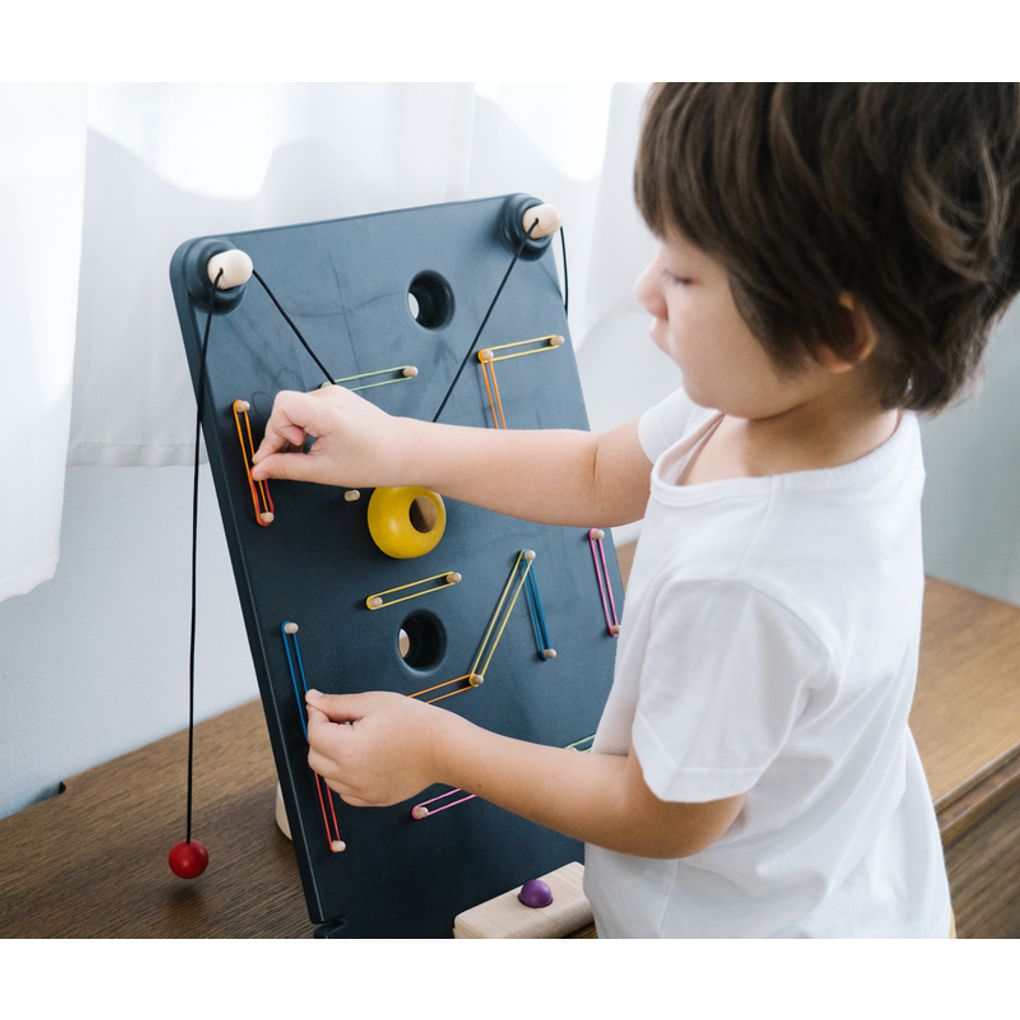 Kid playing PlanToys Wall Ball Game เด็กกำลังเล่นกระดานเลี้ยงลูกบอลแปลนทอยส์