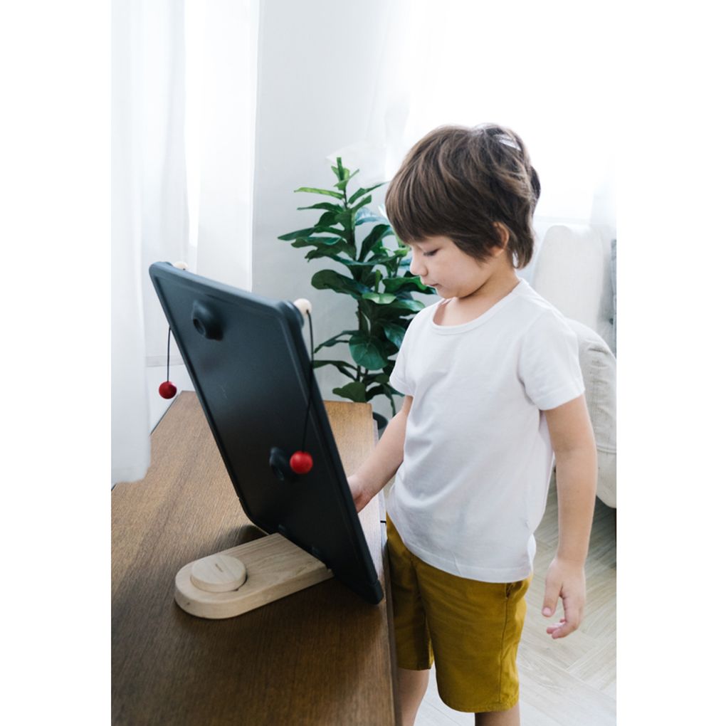 Kid playing PlanToys Wall Ball Game เด็กกำลังเล่นกระดานเลี้ยงลูกบอลแปลนทอยส์