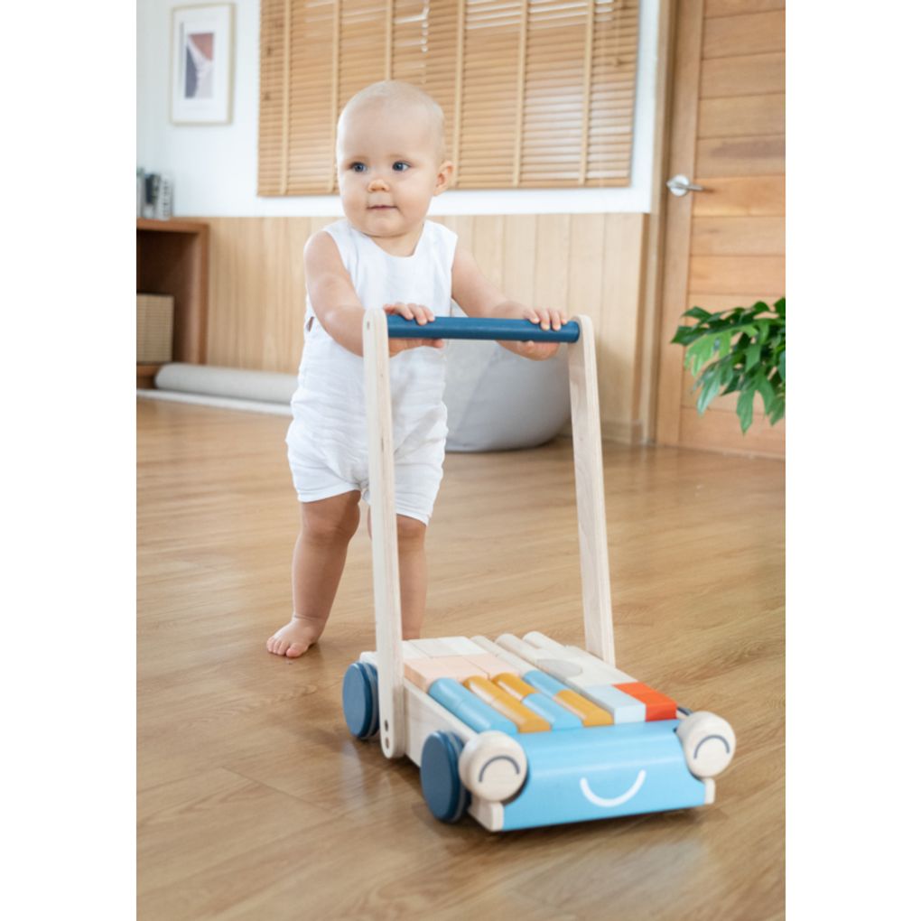 Kid playing PlanToys Baby Walker - Orchard เด็กกำลังเล่นรถผลักเดินแปลนทอยส์