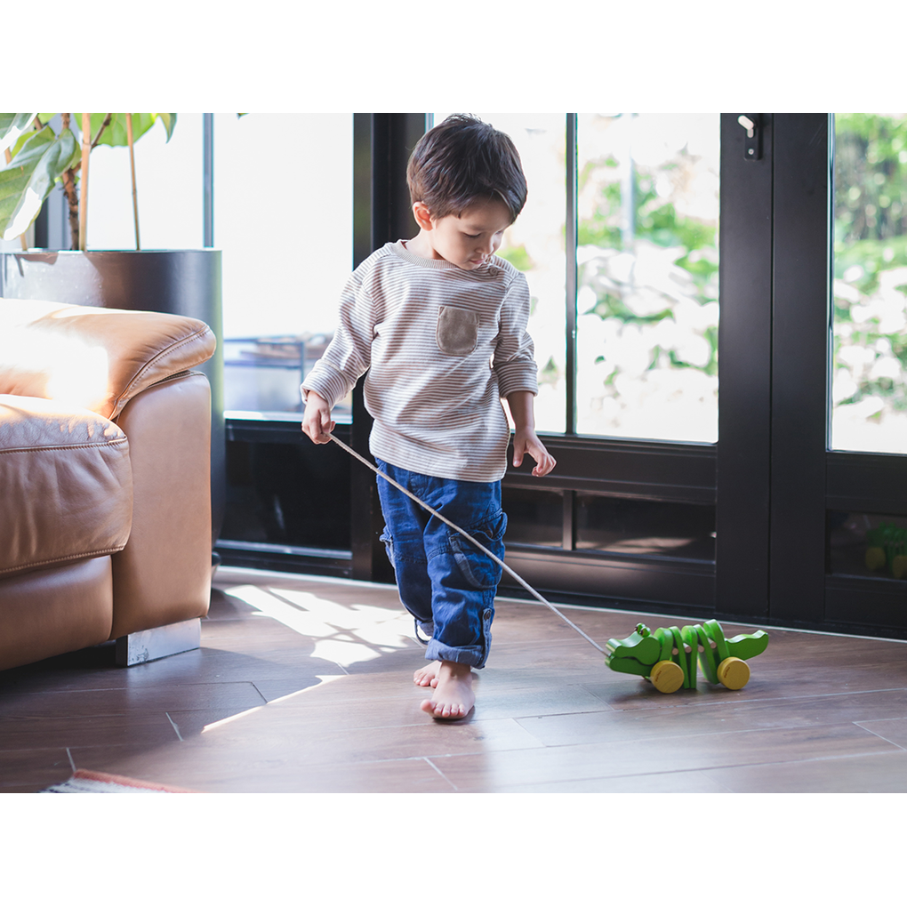 Kid playing PlanToys Dancing Alligator เด็กกำลังเล่นจระเข้เต้นรำแปลนทอยส์