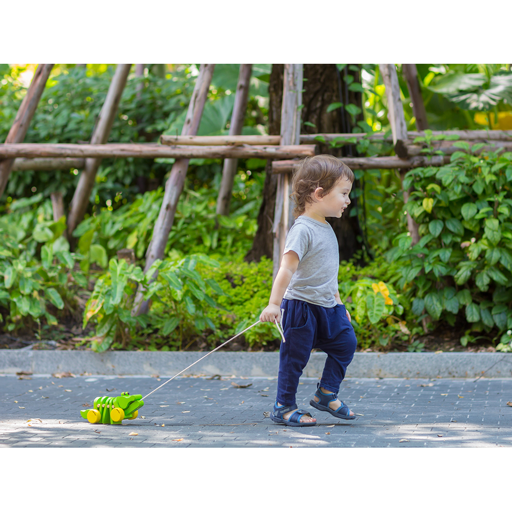 Kid playing PlanToys Dancing Alligator เด็กกำลังเล่นจระเข้เต้นรำแปลนทอยส์