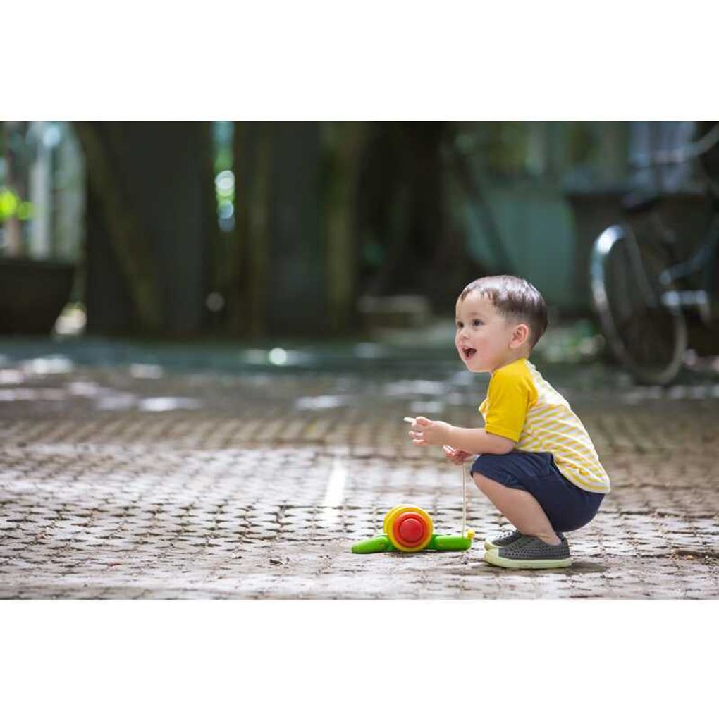 Kid playing PlanToys Pull Along Snail เด็กกำลังเล่นทากน้อยคืบคลานแปลนทอยส์